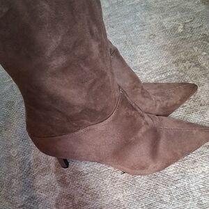 Rouge! Chic Brown Heeled Boots